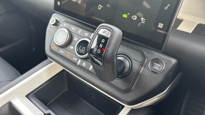 Land Rover Defender 3.0 D350 X-Dynamic HSE 90 3dr Auto Diesel Estate - Image 13
